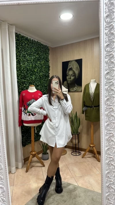 camiseiro-medio-branco-aperta-com-botoes-na-frente