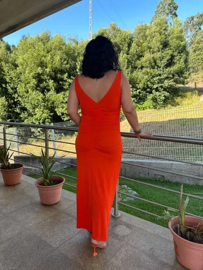 vestido-com-repuxado-nas-costas