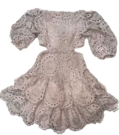 vestido-bege-de-renda