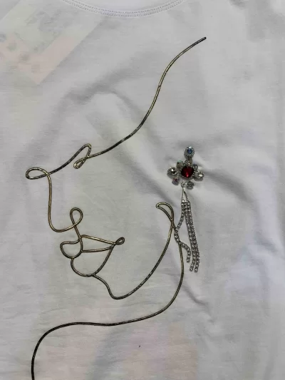 t-shirt-com-brinco-brilhante