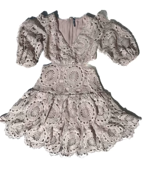 vestido-bege-de-renda