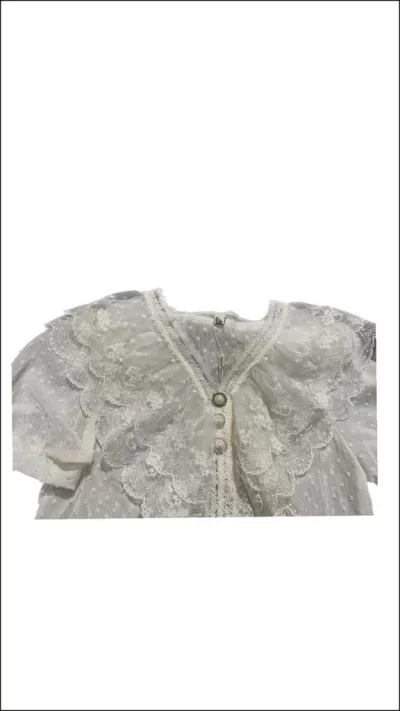 camisa-branca-de-renda-com-folhos
