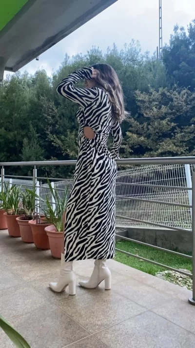 vestido-c-abertura-lado-estampado-zebra-cru-prt