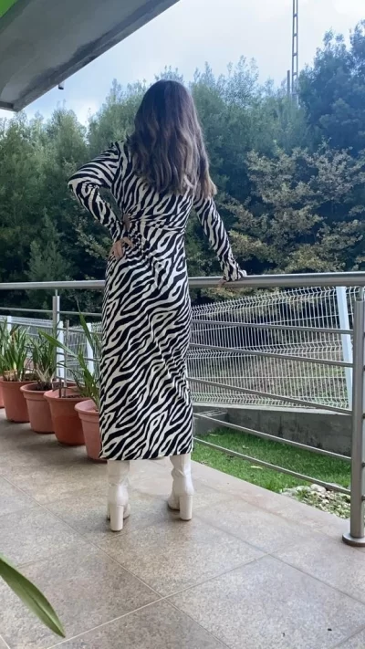 vestido-c-abertura-lado-estampado-zebra-cru-prt